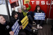 全美爆发“反马斯克”示威