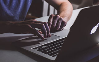 好，用户让我写一篇关于新闻快讯账号的文章，标题和内容都要写。首先，我需要明确什么是新闻快讯账号。它应该是一个发布新闻资讯的账号，可能在社交媒体上活跃，比如微博、微信公众号等